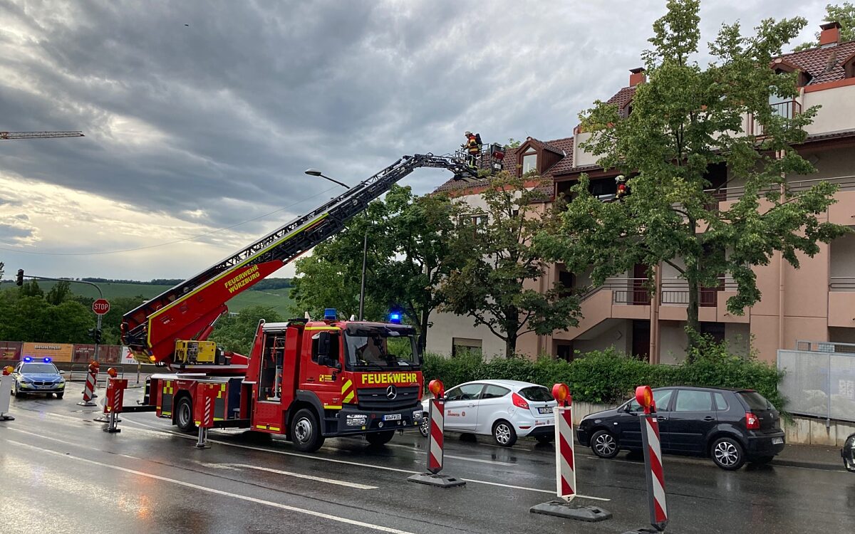 Der Leiterwagen der Feuerwehr hat den Korb ausgefahren um zur Brandwohnung zu gelangen Der Leiterwagen der Feuerwehr hat den Korb ausgefahren um zur Brandwohnung zu gelangen